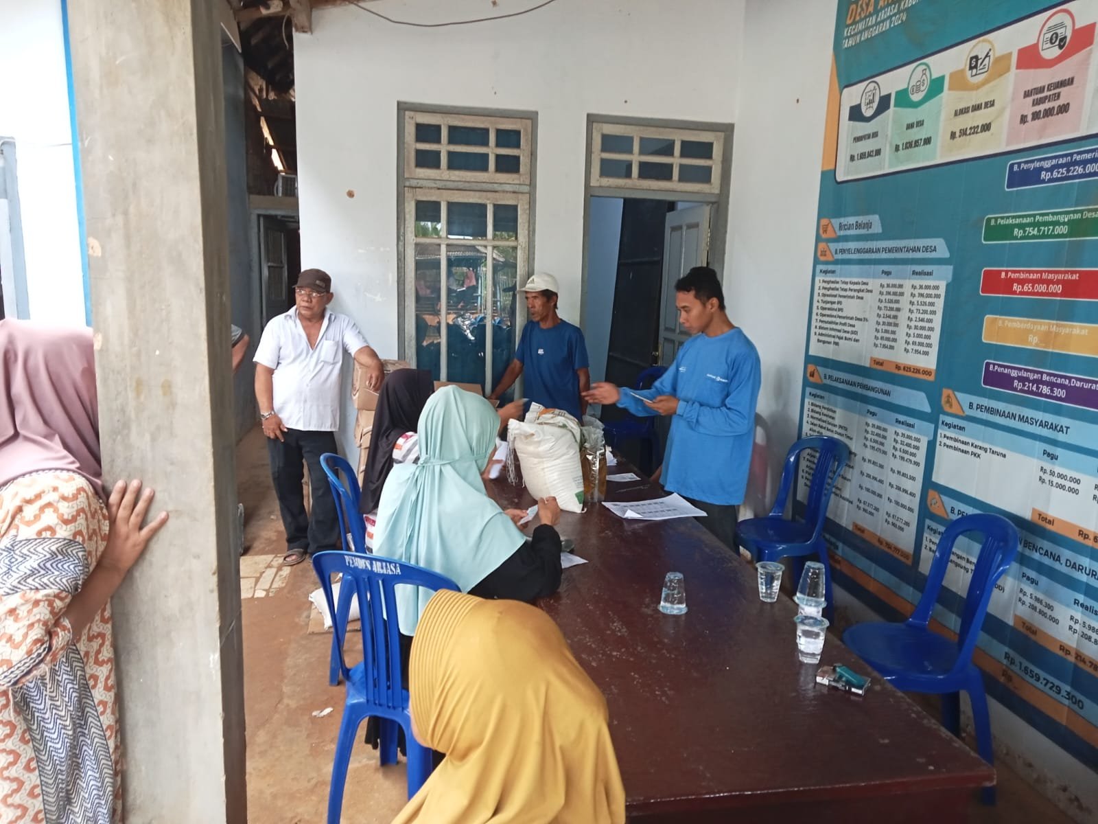 Pemdes Arjasa Melaksanakan Penyaluran Bantuan Pangan (Bapang) 2025. Sebanyak 274 Penerima. 1 WhatsApp Image 2025 12 17 at 11.58.38 AM