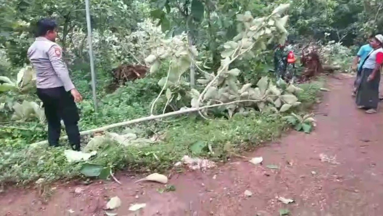 Angin Puting Beliung Terjang Desa Payudan Dundang, Polsek Guluk-Guluk Bersama Koramil Gerak Cepat Bantu Warga 1 WhatsApp Image 2025 12 23 at 7.42.58 AM