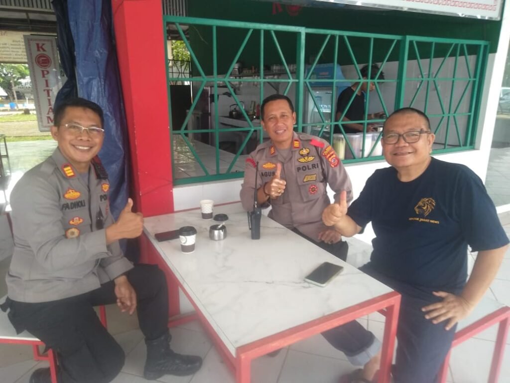 Polisi Humanis Warnai PAM Nataru, Anak-anak Dapat Snack Gratis di Rest Area Km 209 2 WhatsApp Image 2025 12 24 at 5.35.51 PM