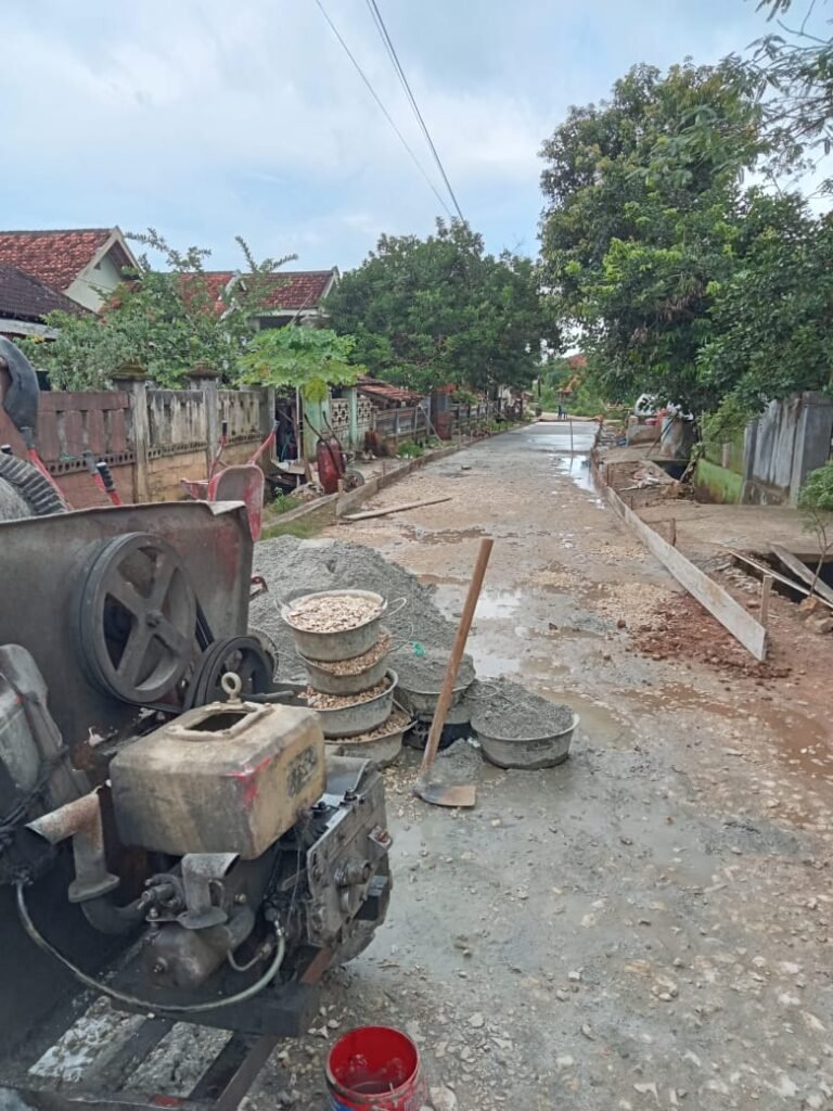 Jalan Poros Tengah Desa Bilis-Bilis Diperbaiki Masyarakat Dengan Dana Swadaya Tanpa Hadirnya Pemerintah Daerah. 3 WhatsApp Image 2026 01 12 at 16.39.32 1