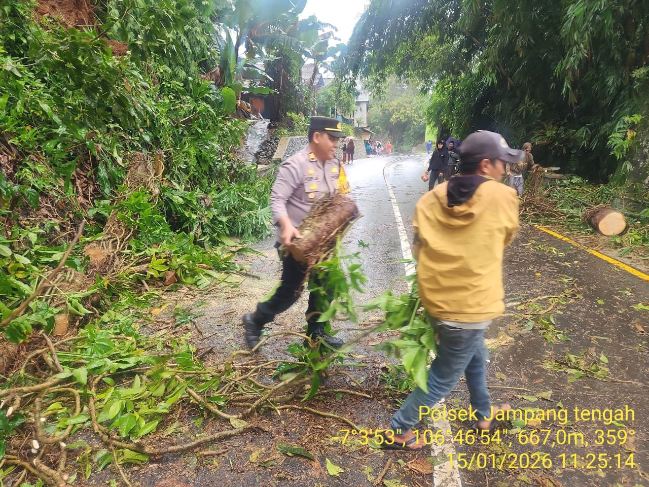 Kapolsek Jampang Tengah Sigap Evakuasi Pohon Tumbang yang Tutup Akses Jalan Raya Pasir Angin 7 WhatsApp Image 2026 01 16 at 9.14.10 AM