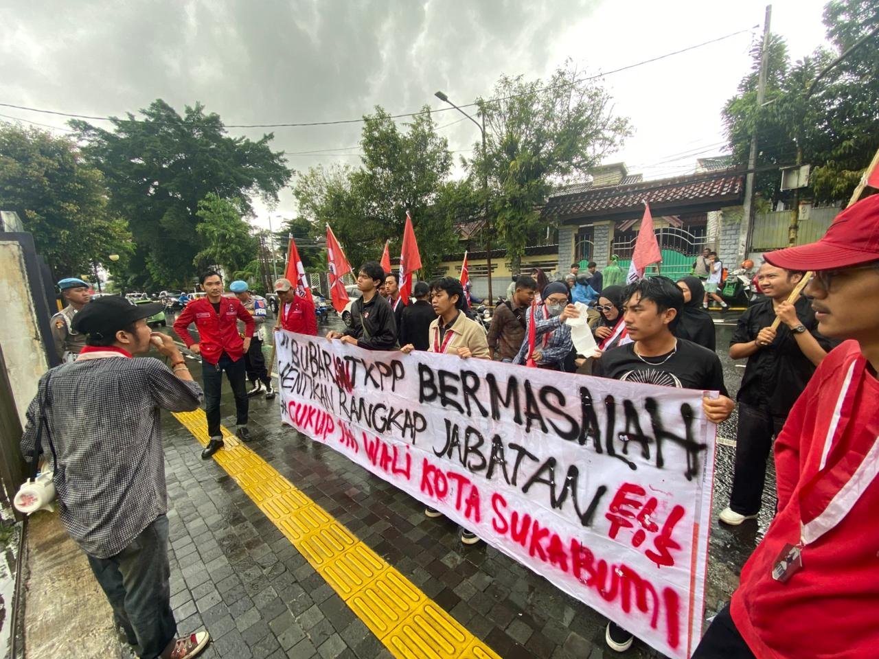 GMNI Sukabumi Raya Soroti Rangkap Jabatan di TKPP, Desak Interpelasi DPRD hingga Evaluasi Kemendagri 5 WhatsApp Image 2026 01 20 at 11.03.41 PM