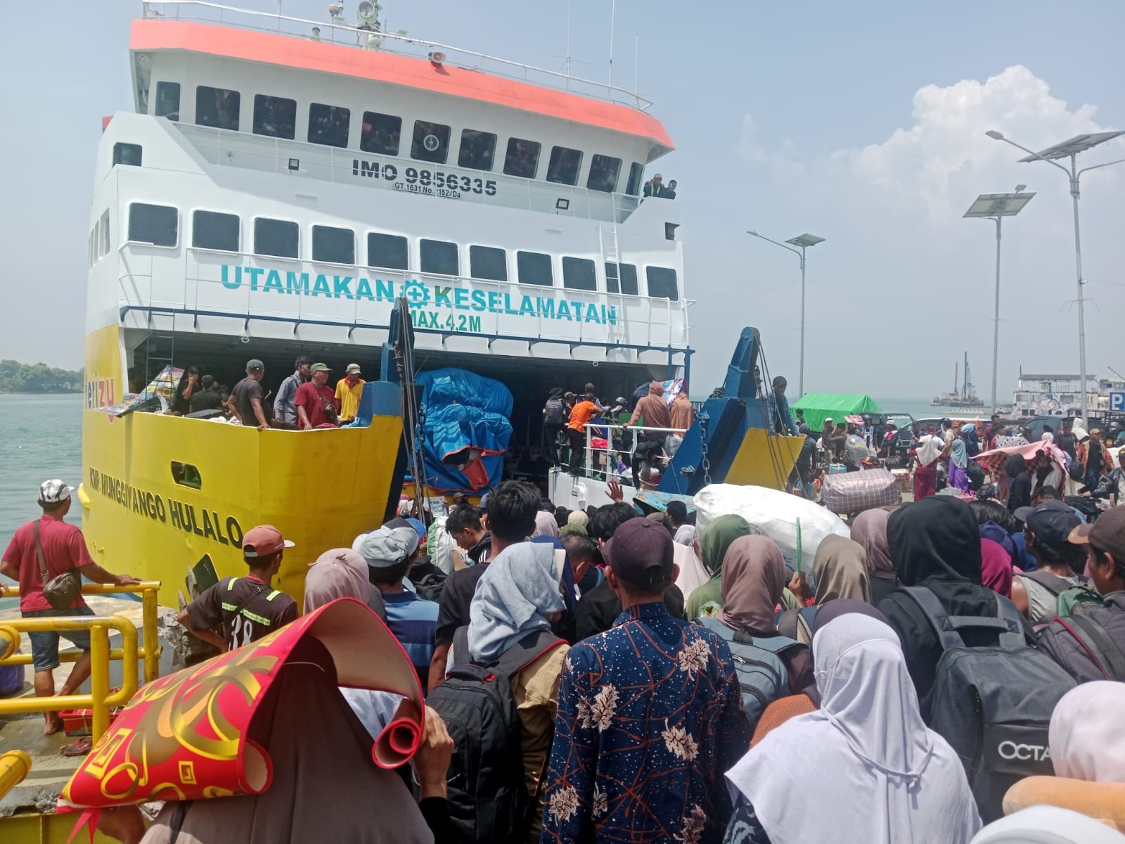 Kapal Hulalo Diberangkatkan hingga Pukul 12.06 WIB, Mulor Dua Jam Penumpang Resah Bertahan di Dalam Kapal Tanpa Kepastian 1 WhatsApp Image 2026 02 12 at 4.51.15 PM