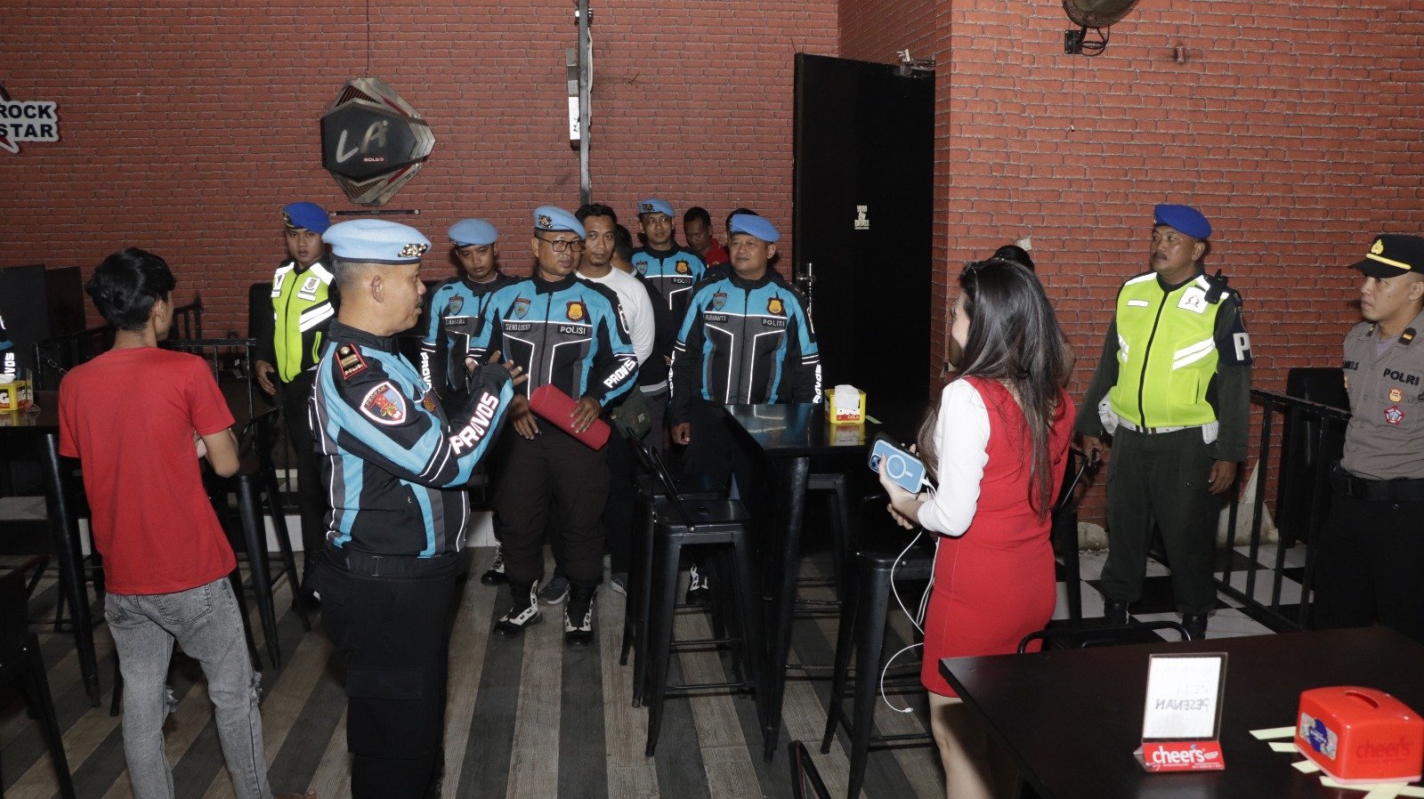 Pastikan Anggota Tetap Disiplin Jelang Libur Panjang, Sipropam Polres Sumenep Gelar Gaktiblin di Tempat Hiburan Malam 1 WhatsApp Image 2026 02 14 at 9.29.23 PM