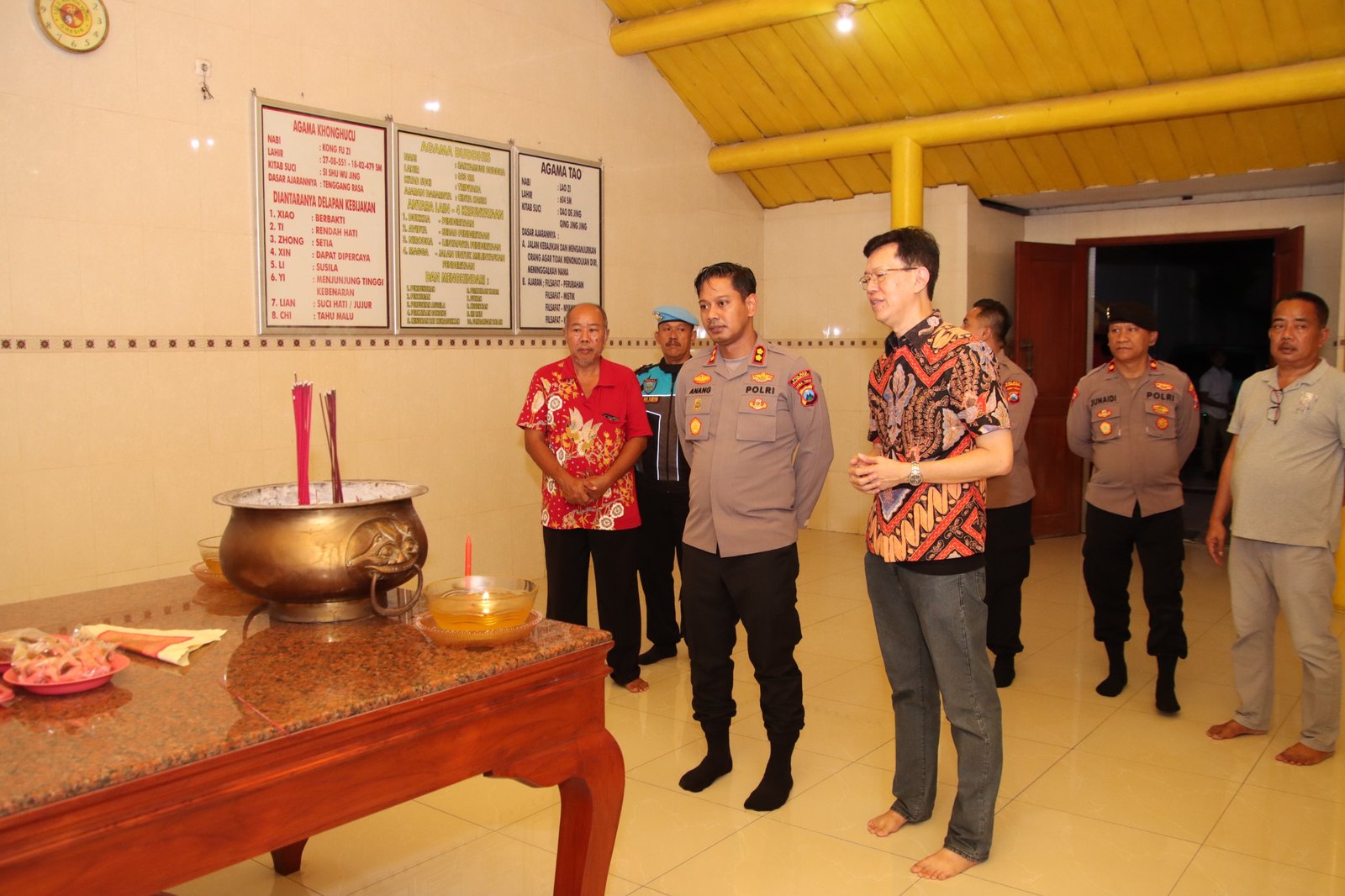 Jaga Toleransi dan Kondusivitas, Kapolres Sumenep Hadiri dan Amankan Ibadah Imlek 2026 1 WhatsApp Image 2026 02 17 at 10.33.40 AM