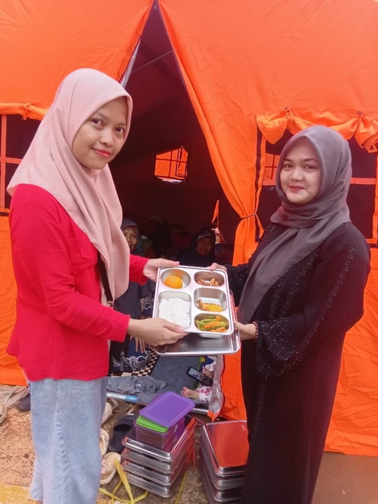 SPPG Bantargadung 2 Yayasan Alam Hayati Jumantara Sumbangkan Makanan Sehat Gratis bagi Warga Terdampak Bencana 2 WhatsApp Image 2026 03 03 at 17.51.30