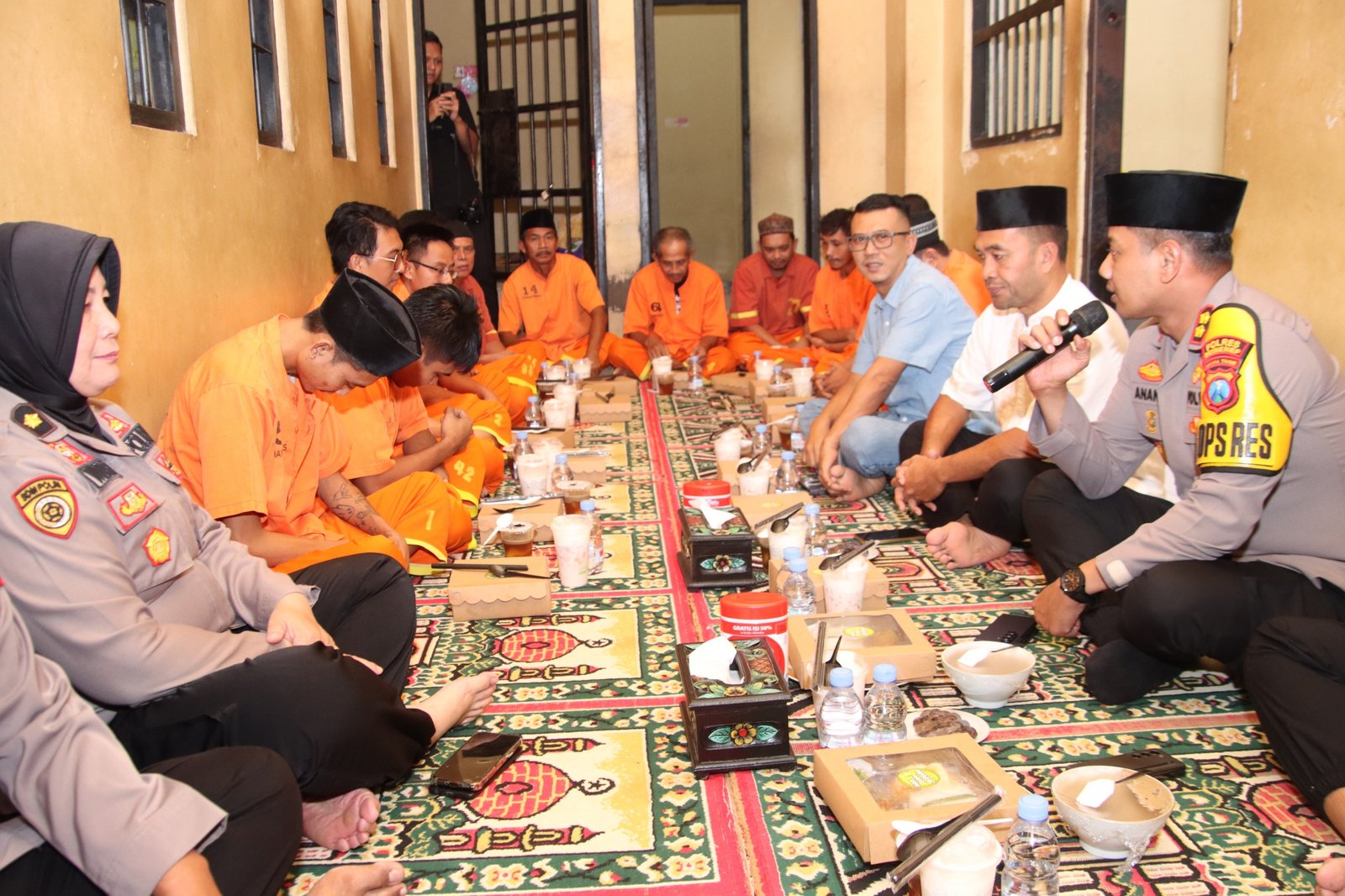 Wujudkan Kepedulian dan Pendekatan Humanis, Kapolres Sumenep Buka Puasa Bersama Tahanan 4 WhatsApp Image 2026 03 04 at 19.03.49