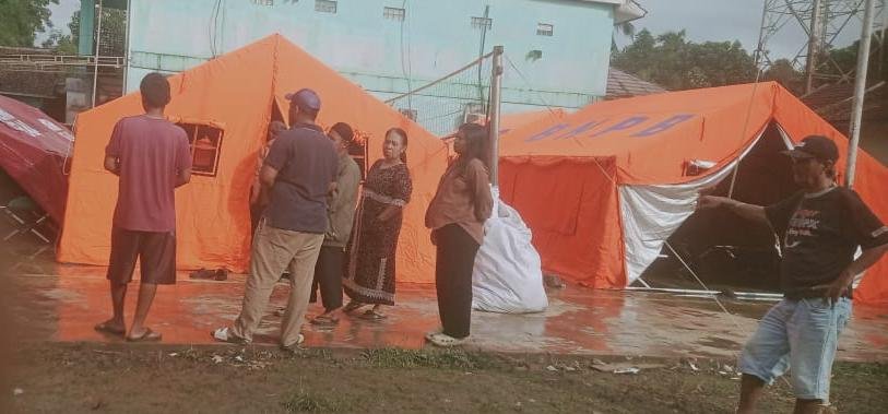 Tanah Bergeser di Kampung Cijambe Bantargadung, 90 Rumah Roboh dan Ratusan Warga Mengungsi 3 WhatsApp Image 2026 03 11 at 04.24.01