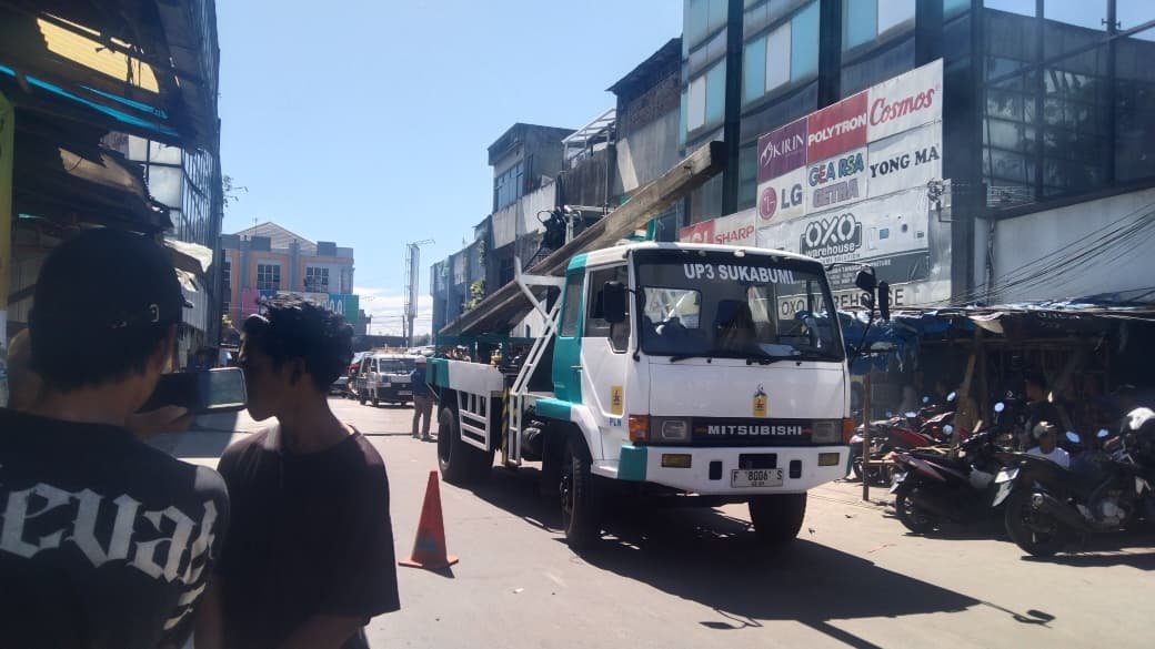 Truk Boks Tersangkut Kabel Listrik, Tiang Beton Roboh di Depan BCA Pasar Pelita Sukabumi, PLN Lakukan Penanganan Cepat 2 WhatsApp Image 2026 03 13 at 4.02.33 PM