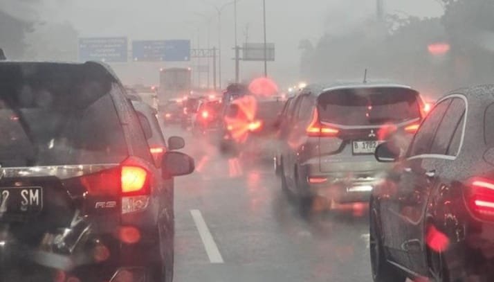 Kemacetan Parah Tol Jagorawi Arah Jakarta, Genangan Air di Cibubur Perparah Situasi 3 WhatsApp Image 2026 03 21 at 9.49.34 PM