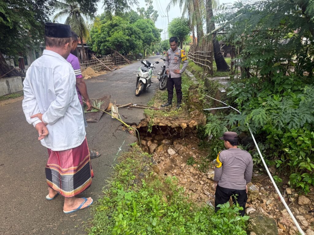 Polsek Kangayan Bersama Warga Perbaiki Bahu Jalan Akibat Cuaca Ekstrem 2 WhatsApp Image 2026 03 23 at 12.50.39