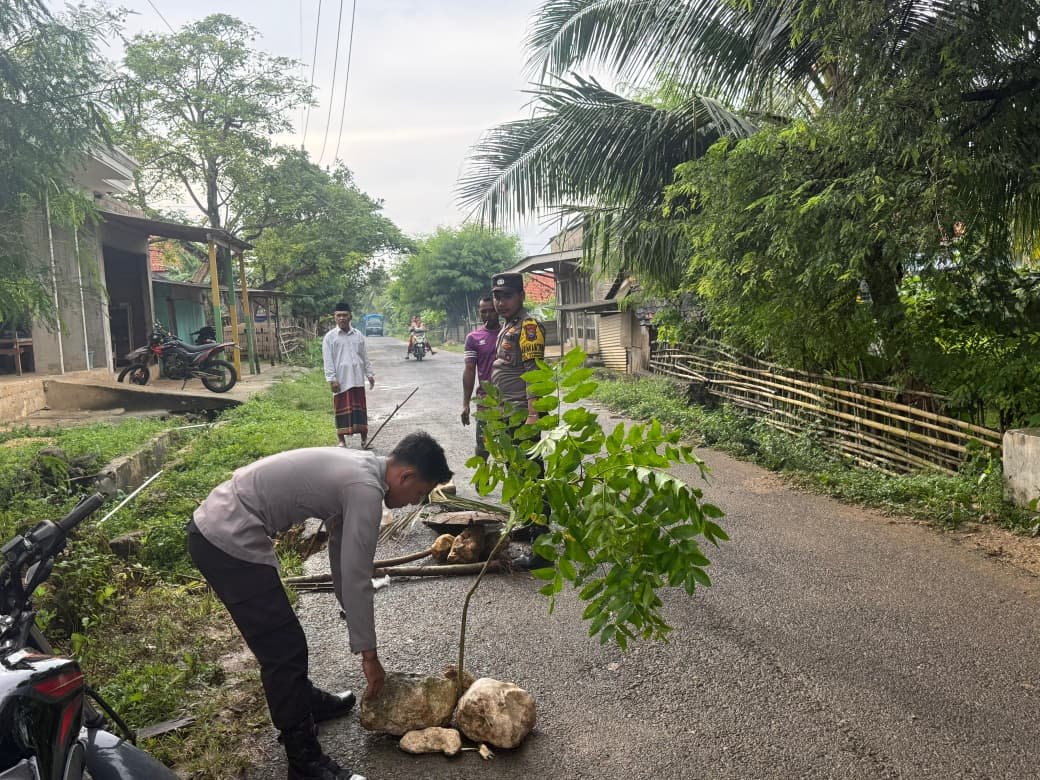 Polsek Kangayan Bersama Warga Perbaiki Bahu Jalan Akibat Cuaca Ekstrem 3 WhatsApp Image 2026 03 23 at 12.50.40