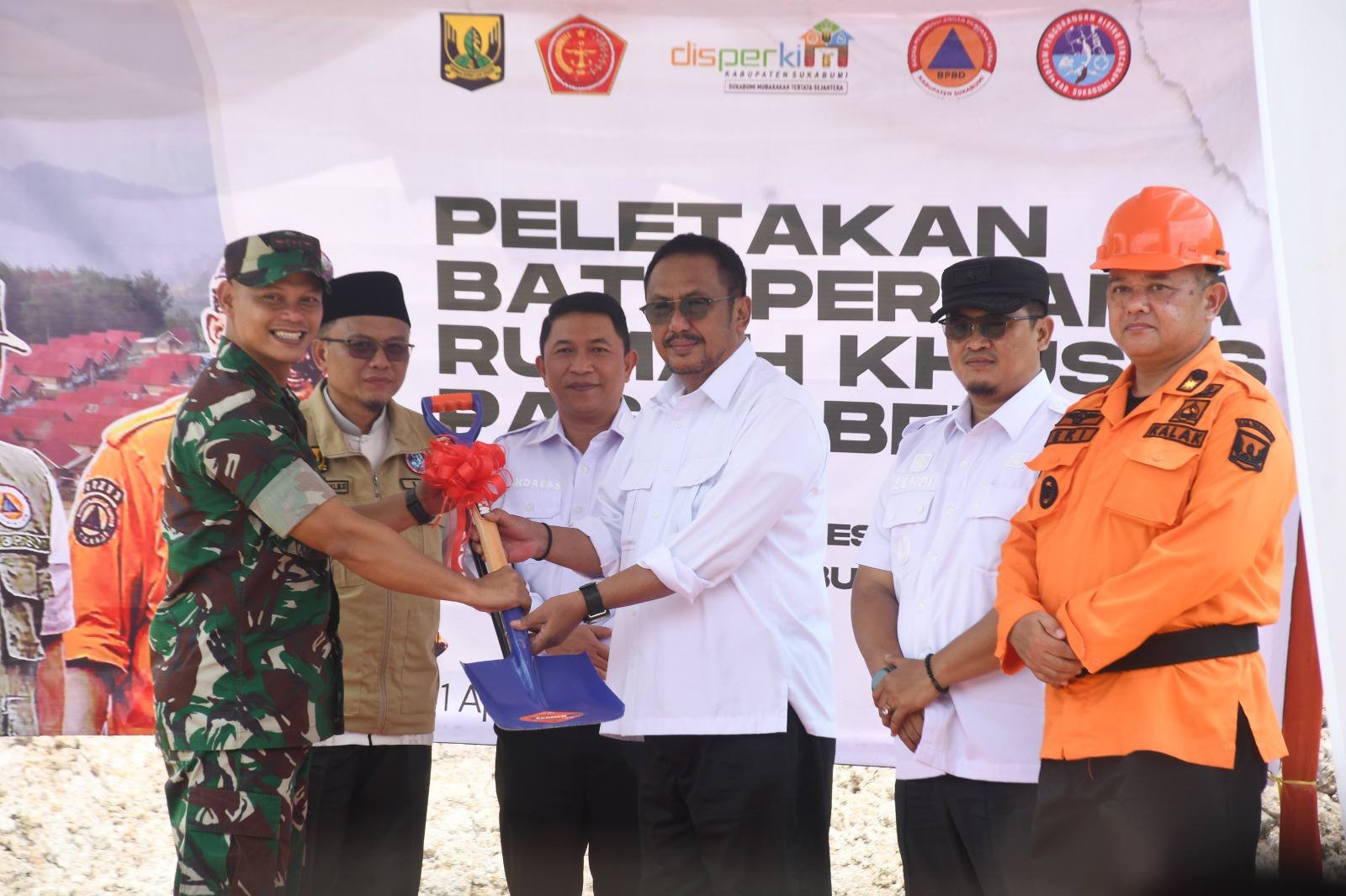 Bupati Sukabumi Letakkan Batu Pertama Kampung Mubarakah, Hunian Pascabencana Mulai Direalisasikan 1 659212107 1352753760219792 1294204213121995361 n