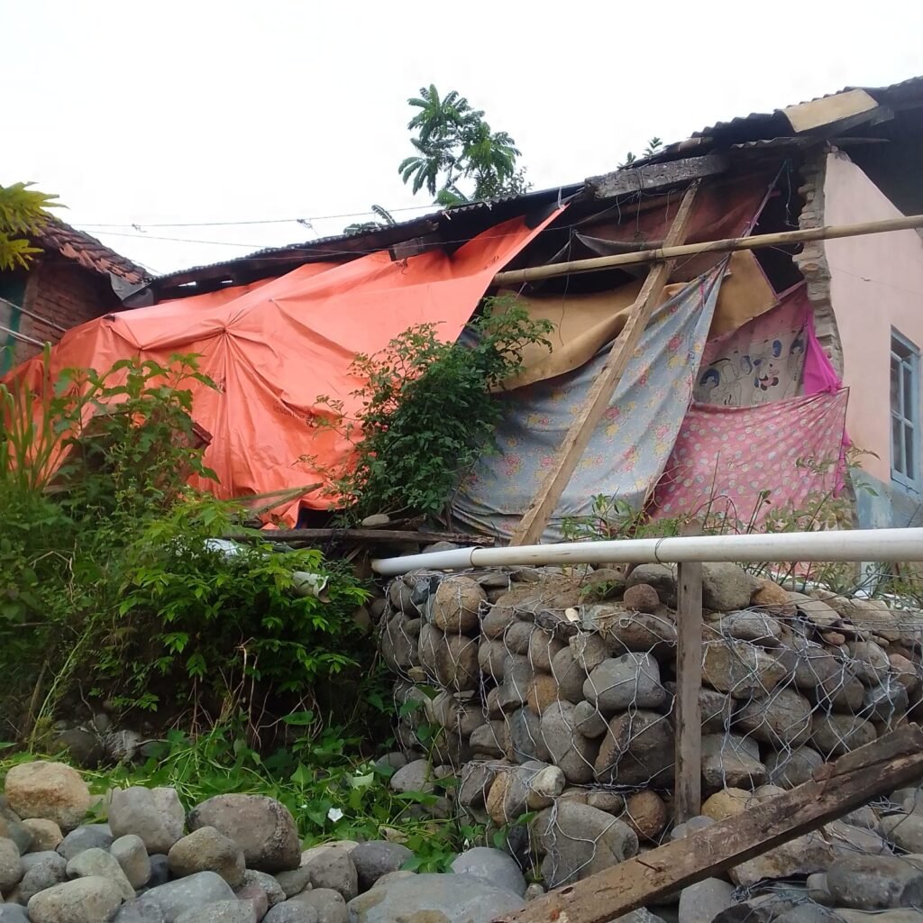 Lima Bulan Pascabanjir Bandang Cisolok, Korban Masih Bertahan di Tenda, Janji Pemulihan Dipertanyakan 4 WhatsApp Image 2026 04 06 at 18.47.49 1