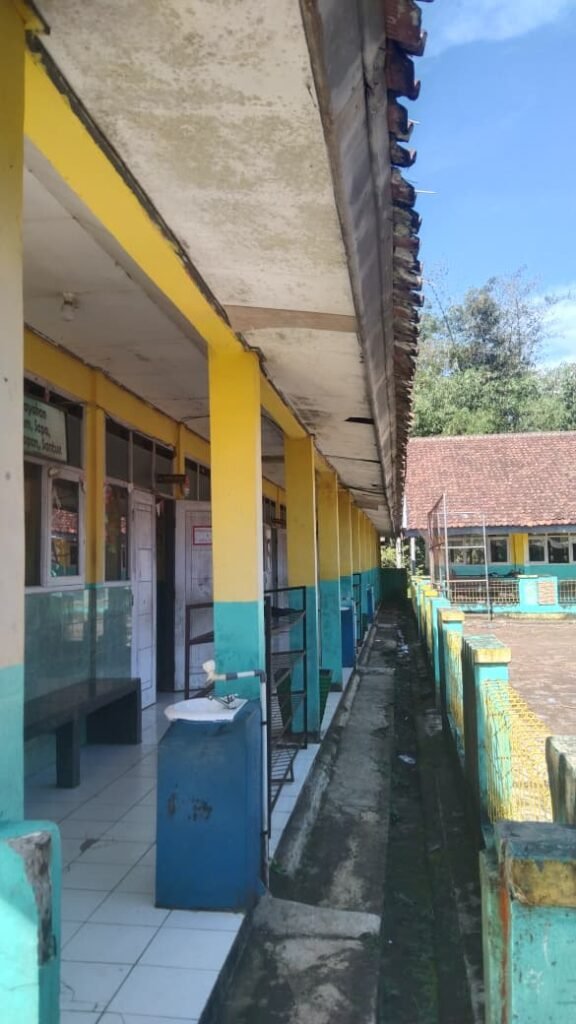 Dana BOS Rp900 Ribu per Siswa, SDN Cimerang Diduga Abaikan Perawatan Sekolah; Plafon Jebol dan Cat Kusam Jadi Sorotan 3 WhatsApp Image 2026 05 31 at 20.07.14 1