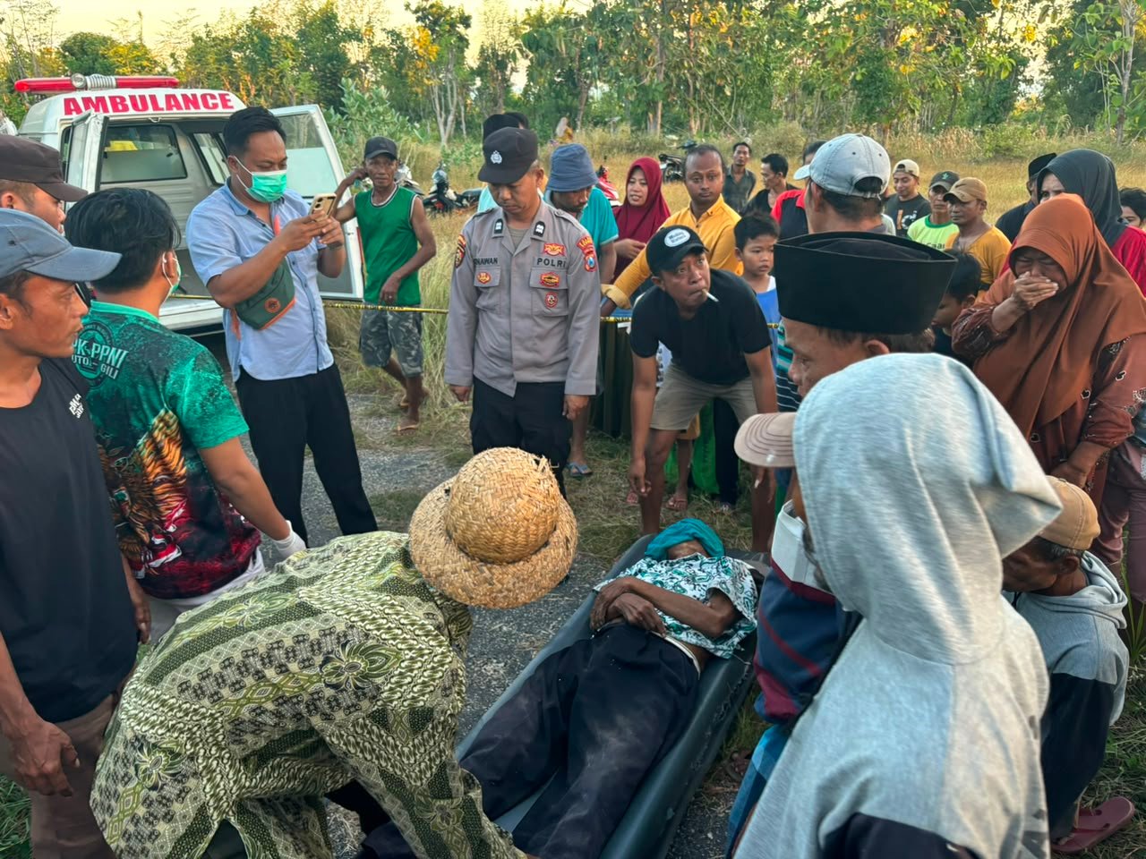 Warga Lobuk Ditemukan Meninggal Dunia di Jalan Desa, Polsek Bluto Lakukan Olah TKP dan Penyelidikan 1 WhatsApp Image 2026 06 12 at 11.27.31 1 1