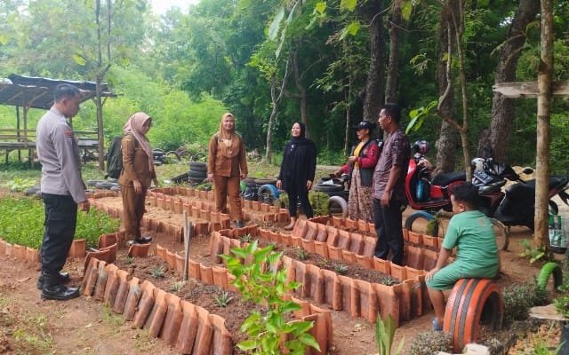 POLSEK KALIANGET DUKUNG KETAHANAN PANGAN MELALUI PENGECEKAN TANAMAN SAYURAN DI DESA KALIANGET TIMUR 6 WhatsApp Image 2026 06 14 at 9.37.31 AM