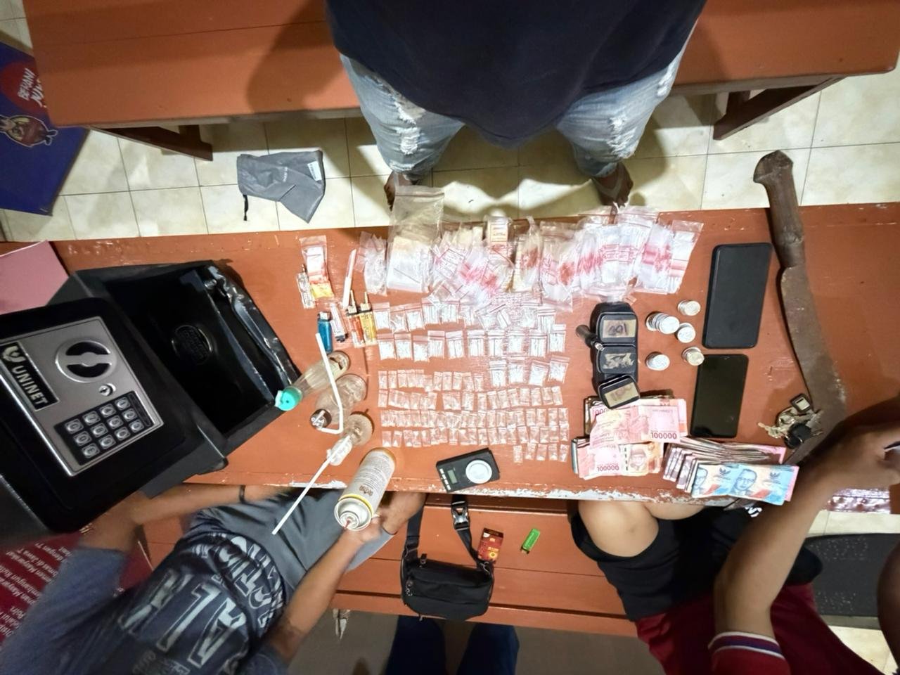 Polsek Masalembu Ungkap Kasus Penyalahgunaan Narkotika Jenis Sabu, Puluhan Paket Sabu dan Uang Tunai Diamankan 3 WhatsApp Image 2026 06 24 at 9.29.36 AM