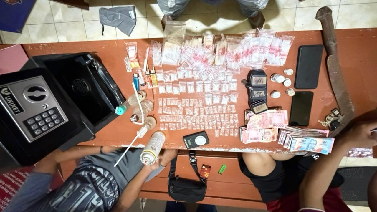 Polsek Masalembu Bongkar Dugaan Peredaran Sabu, 99 Paket Narkotika dan Uang Tunai Rp32 Juta Disita 1 WhatsApp Image 2026 07 03 at 10.18.29 AM