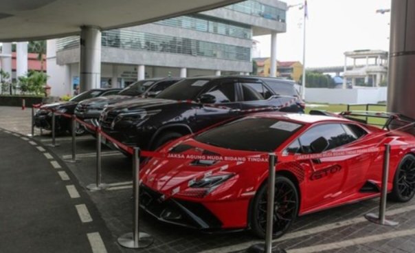 Lamborghini Disembunyikan di Gang, Kejagung Sita Aset Mewah Tersangka Korupsi IUP Tambang Bauksit PT QSS 1 WhatsApp Image 2026 07 06 at 11.28.24 AM