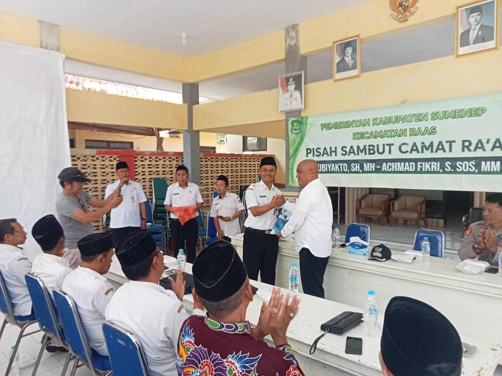 Momen Pisah Sambut Camat Raas Dari Subiyakto SH.MH Pada Achmad Fikri,S.SOS,MM. 1 WhatsApp Image 2026 07 22 at 1.04.31 PM
