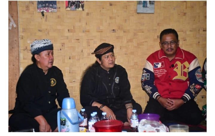 Bupati Sukabumi Tinjau Langsung Ciptamulya, Perintahkan Penanganan Darurat Usai Kebakaran Hanguskan Puluhan Rumah Adat 4 WhatsApp Image 2026 07 26 at 11.25.53 AM