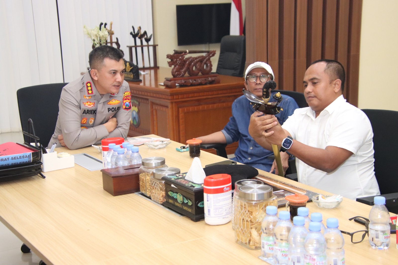 Pererat Silaturahmi, Kapolresta Sumenep Terima Keris dari Pegiat Budaya 2 WhatsApp Image 2026 07 31 at 8.27.27 PM 1