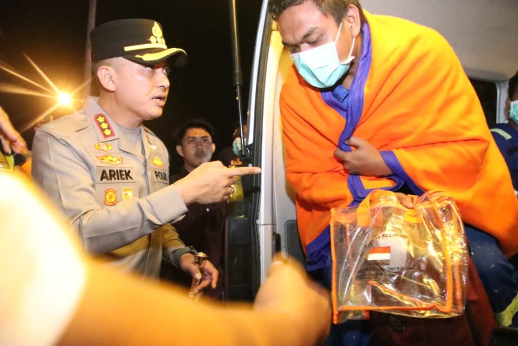 Kapolresta Sumenep Sambut Kedatangan Korban Evakuasi KM Mutiara Sentosa 2 di Pelabuhan Kalianget 3 WhatsApp Image 2026 08 03 at 16.31.08
