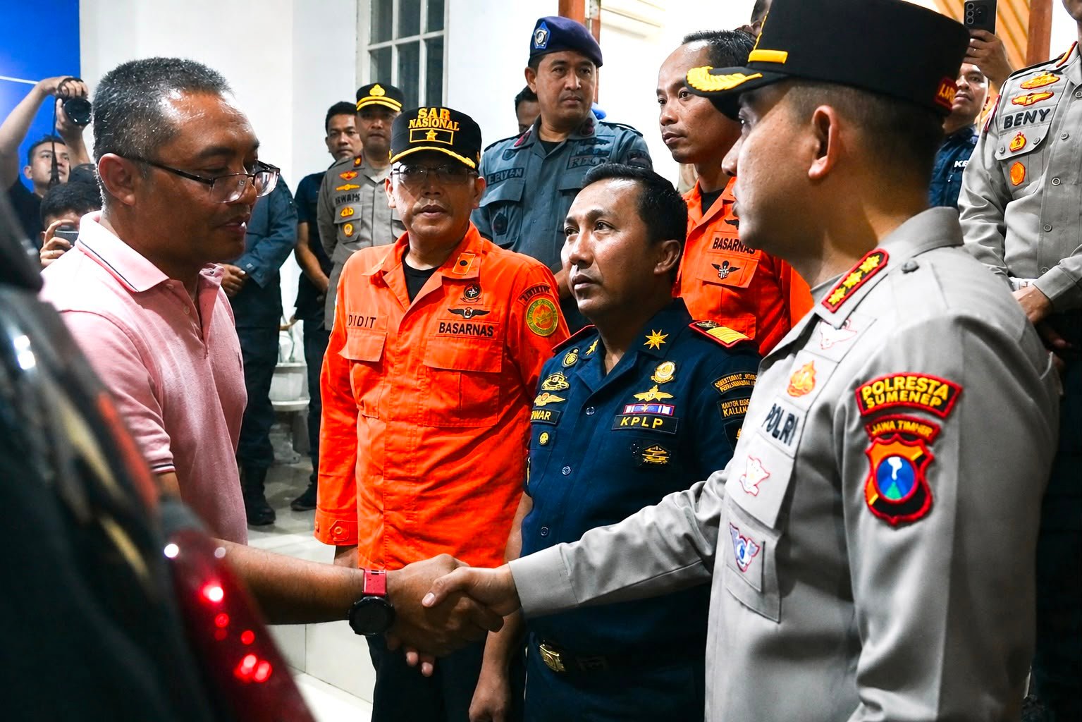 Wujud Kepedulian Polri, Kapolresta Sumenep Koordinasikan dan Berangkatkan Empat Korban Kebakaran KMP Mutiara Sentosa 2 ke Posko Pusat Tg. Perak Surabaya 2 WhatsApp Image 2026 08 05 at 7.54.48 AM