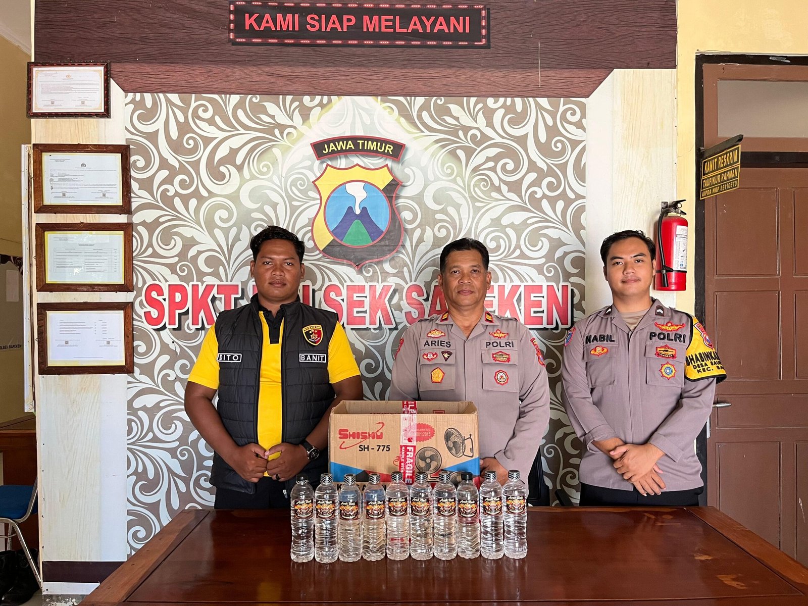 Polsek Sapeken Amankan 10 Botol Arak Bali dalam Rangka Penertiban Miras 2 WhatsApp Image 2026 08 11 at 17.38.03 scaled