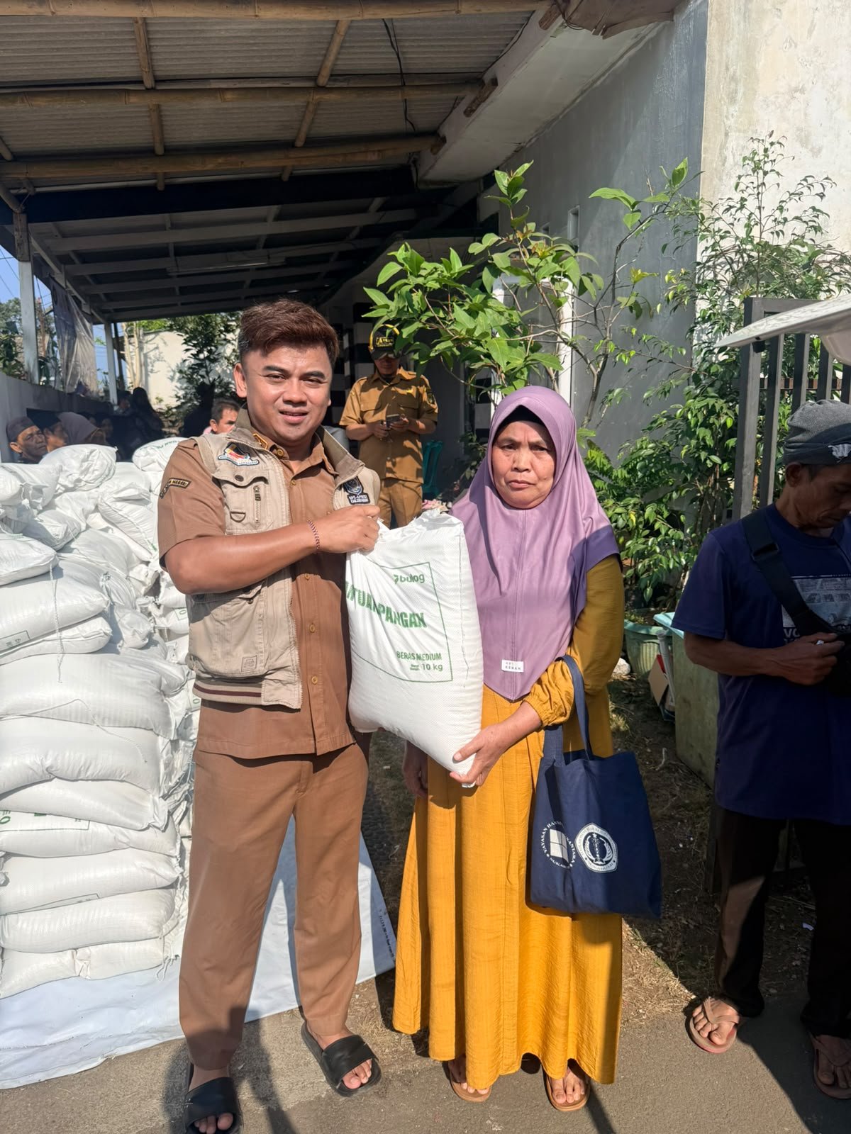 Permudah Akses Warga dan Lansia, Pemdes Cisarua Salurkan Bantuan Beras Langsung ke Setiap Kedusunan 3 WhatsApp Image 2026 09 23 at 11.11.11 AM