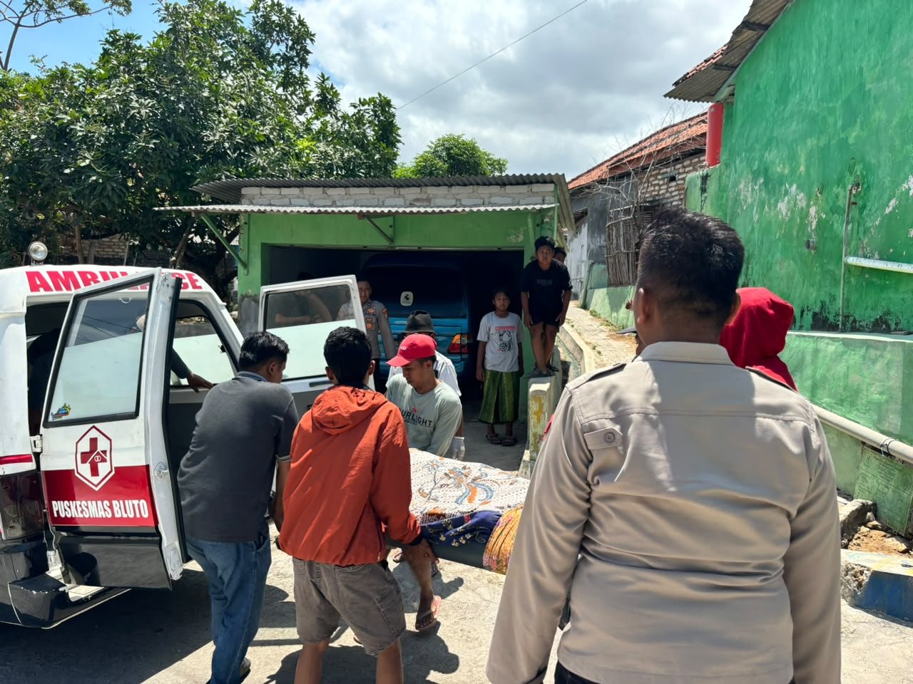 PEREMPUAN DITEMUKAN MENINGGAL DUNIA DI TANAH TEGAL DESA LOBUK, POLSEK BLUTO LAKUKAN PENANGANAN 2 WhatsApp Image 2026 09 25 at 07.24.56 1