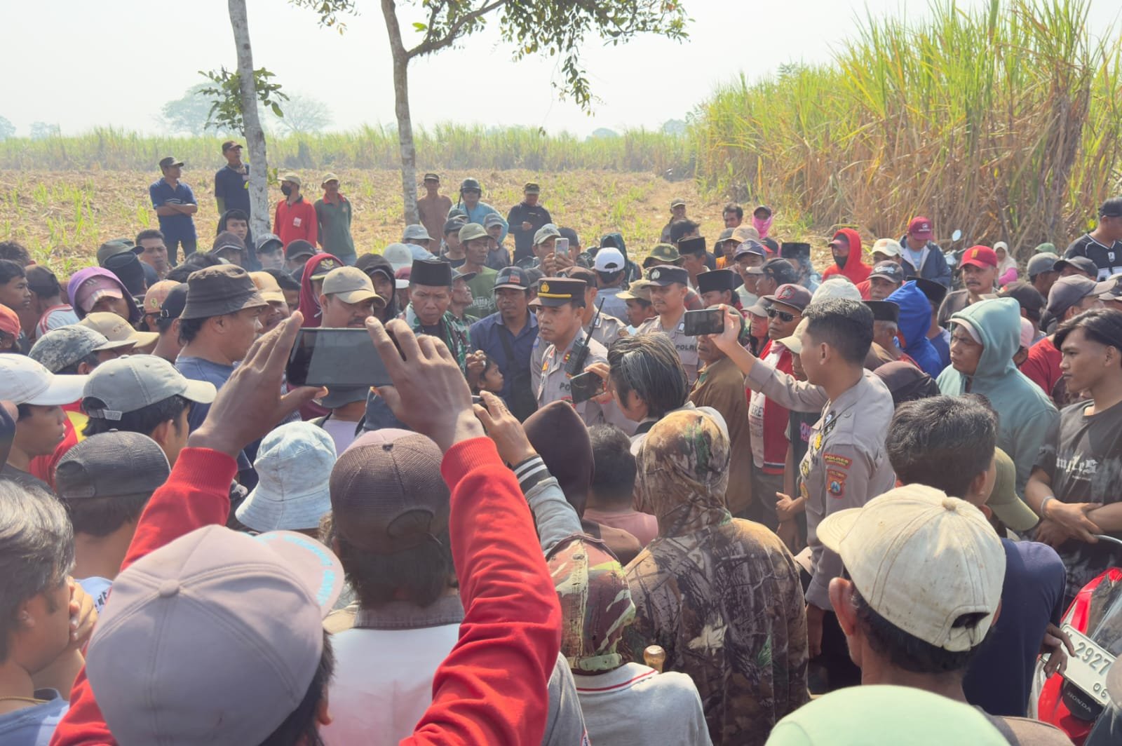 Kawal Aksi Reklamasi Lahan HGU di Lumajang, Polisi Pastikan Situasi Tetap Kondusif 1 WhatsApp Image 2026 09 28 at 10.11.19