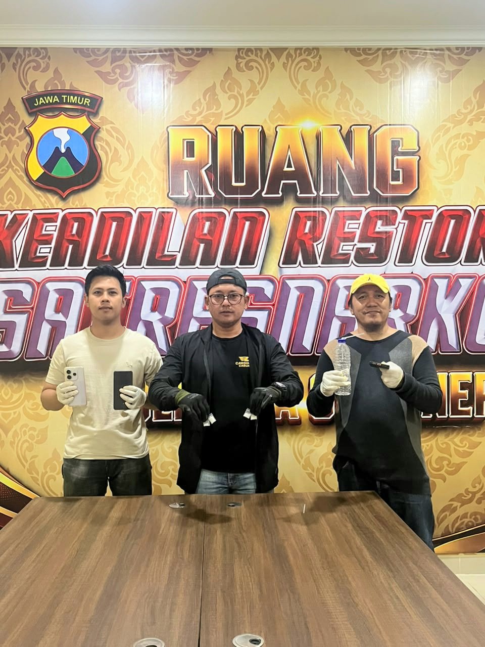 Satresnarkoba Polresta Sumenep Amankan Dua Pria dalam Pengungkapan Kasus Sabu di Saronggi 1 WhatsApp Image 2026 10 14 at 12.08.41 PM