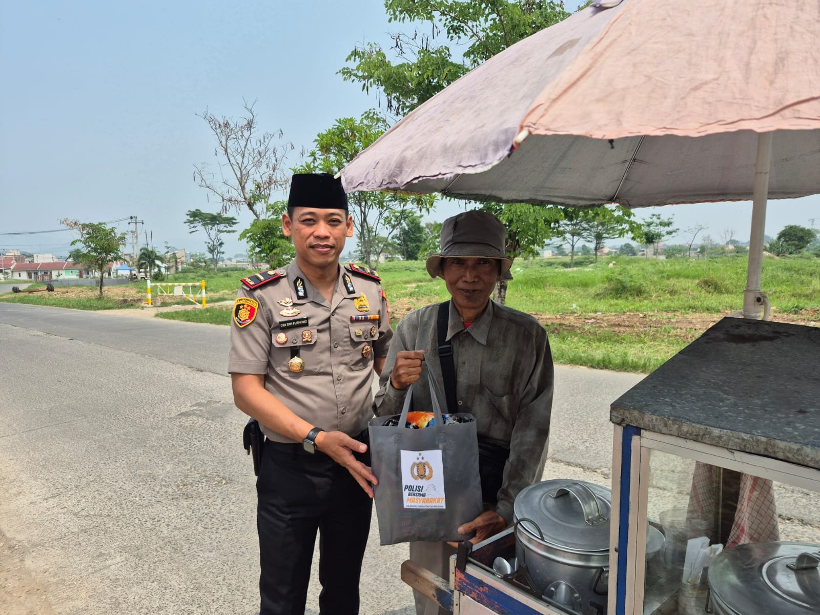 Peduli Kesejahteraan Warga, Polsek Cangkuang Polresta Bandung Turun Langsung Salurkan Bantuan Sembako 1 WhatsApp Image 2026 10 16 at 1.43.20 PMa