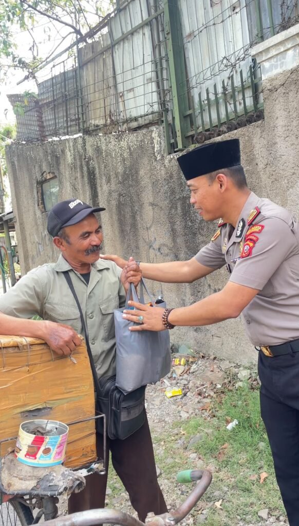 Kapolsek Cangkuang Ipda Didi Dwi Purnomo Turun Langsung Bagikan Sembako kepada PKL 2 WhatsApp Image 2026 10 17 at 09.54.18 1